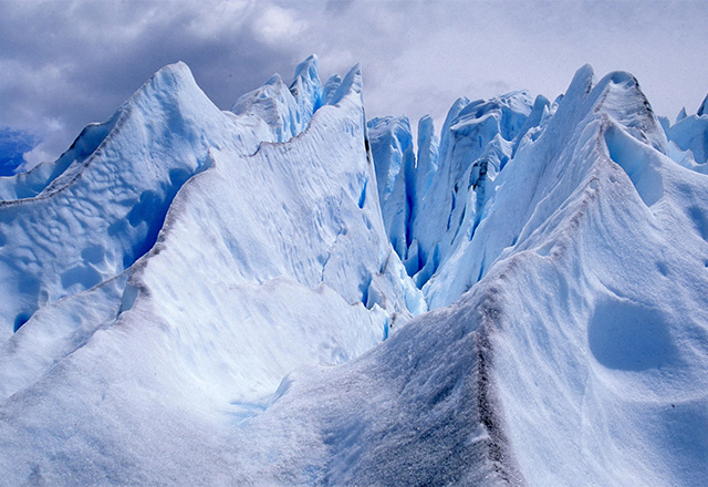 淡水独特の青みを帯びる氷河