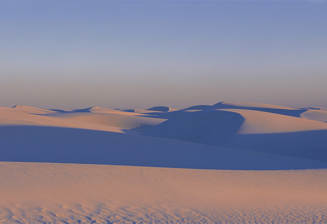 夕焼けに染まる白砂漠